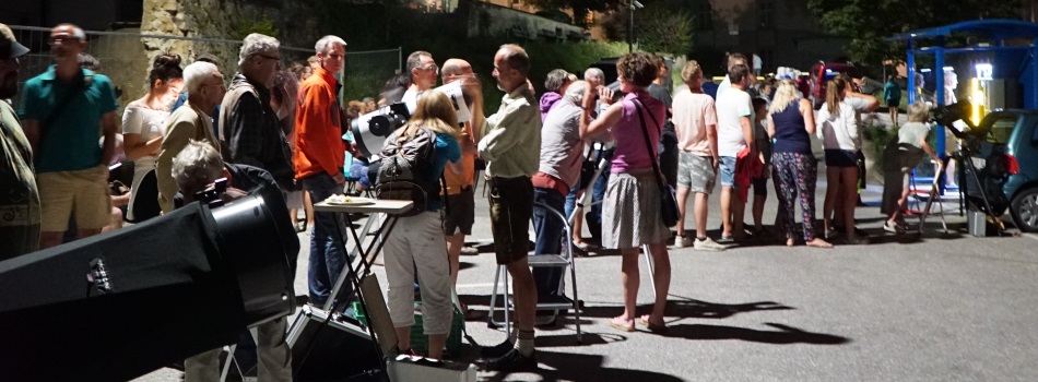 Mondfinsternis Schlange bei der Beobachtung